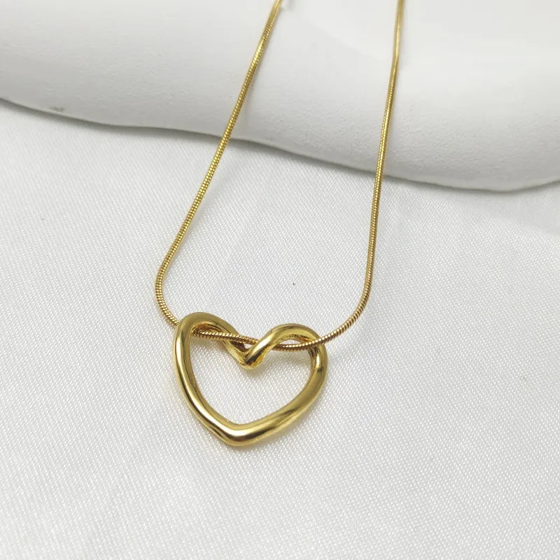 Hollow Hreat Love Necklace Women's Simple Design Pendant Collarbone Chain