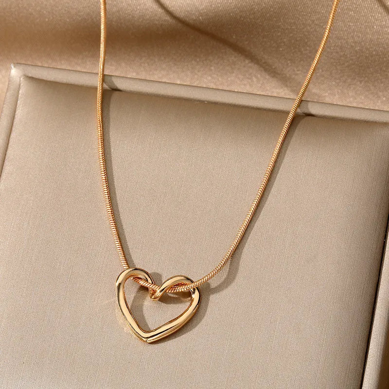 Hollow Hreat Love Necklace Women's Simple Design Pendant Collarbone Chain