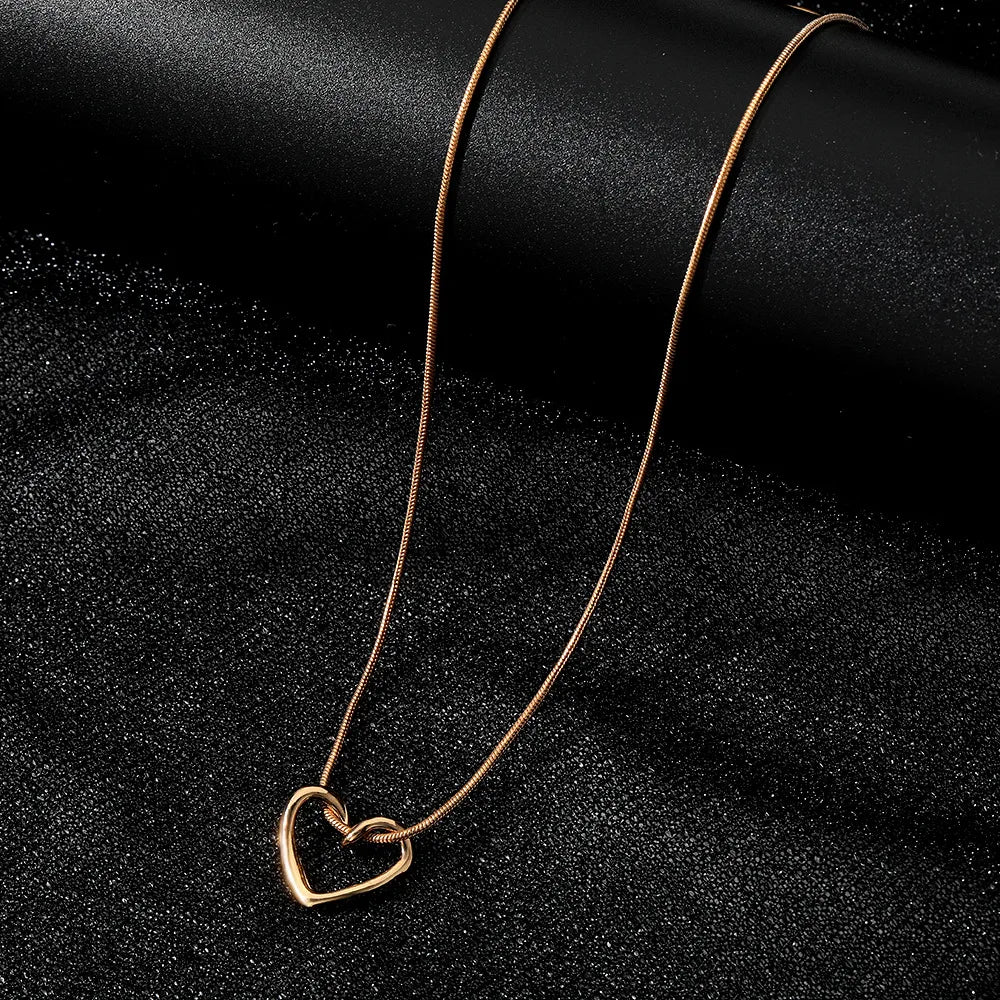 Hollow Hreat Love Necklace Women's Simple Design Pendant Collarbone Chain