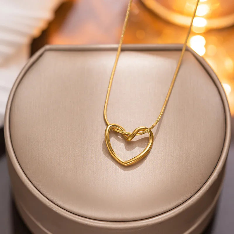 Hollow Hreat Love Necklace Women's Simple Design Pendant Collarbone Chain